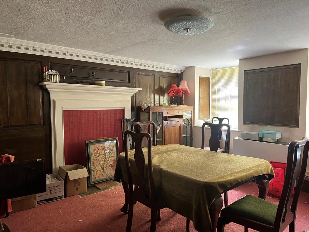 Lot: 48 - TWO PROPERTIES FOR UPDATING WITHIN THE HEART OF POPULAR COASTAL TOWN - Trefa dining room